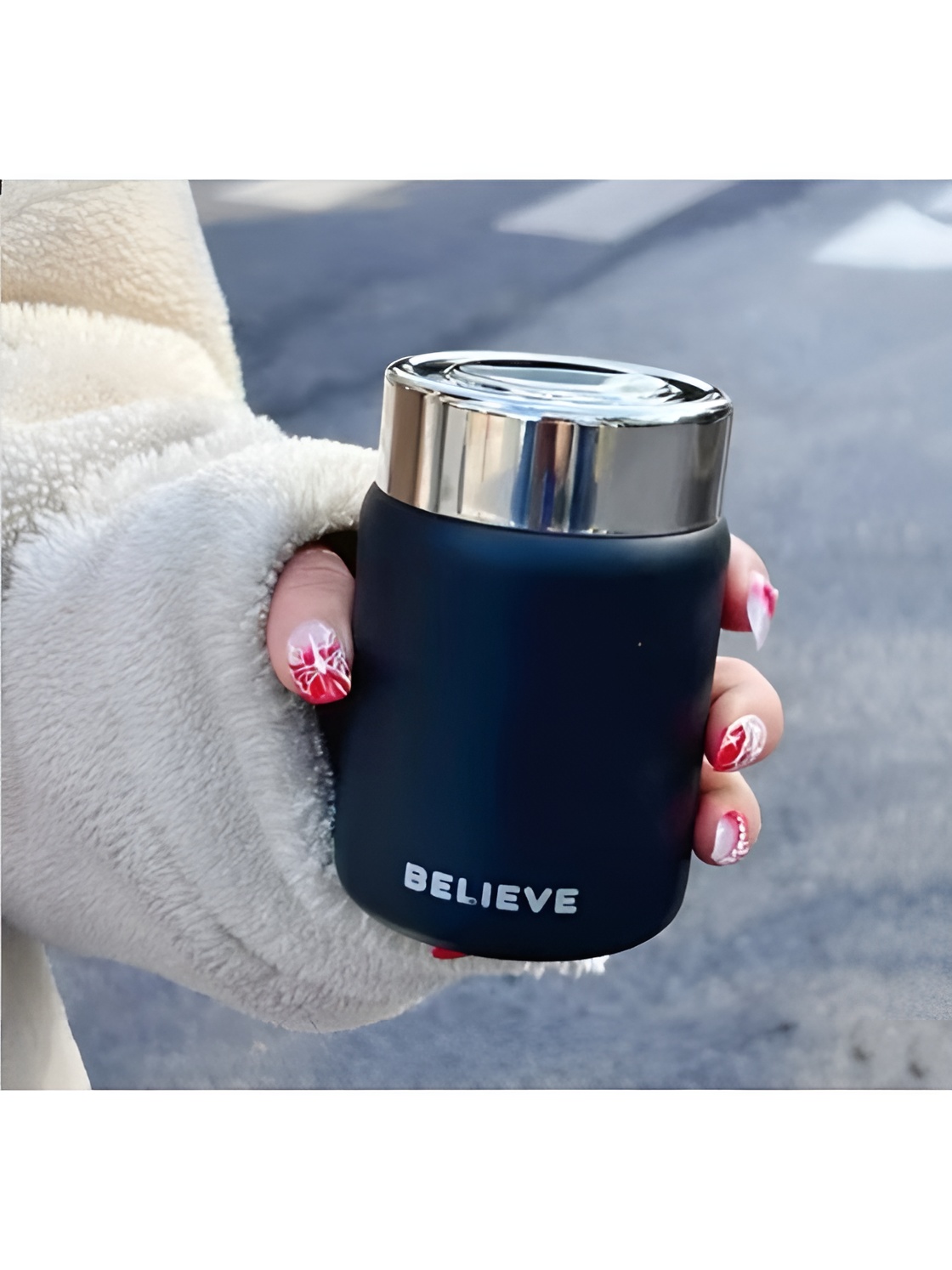 نمای نزدیک مینی فلاسک سبک و قابل حمل