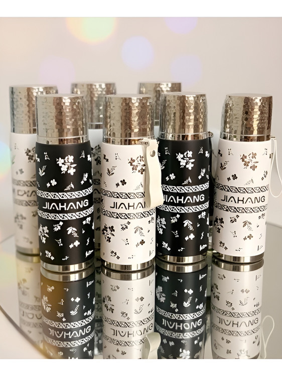 تصویر فلاسک گلدار با درب محکم