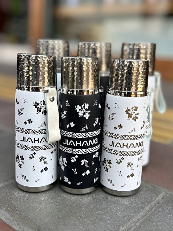 نمای نزدیک فلاسک استیل گلدار ۸۰۰ میل