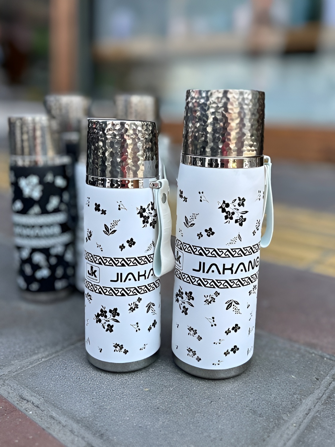 عکس فلاسک زیبا با طرح گل‌های رنگی